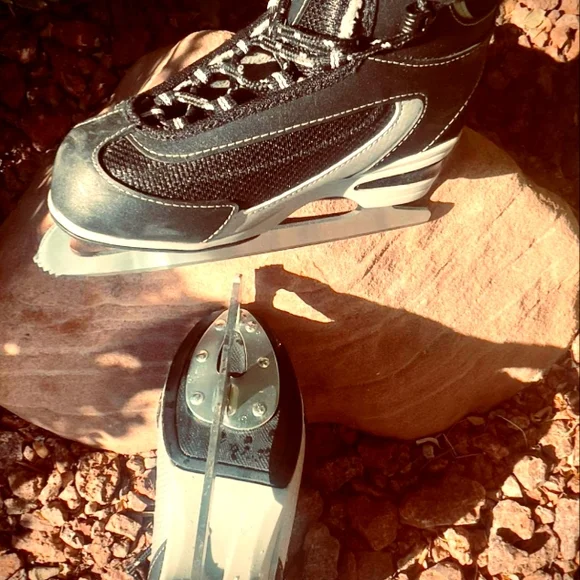SOFTEC, BLACK & SILVER ICE SKATES SIZE 2 ⛸ UNISEX, COMFY & READY TO GLIDE. - Picture 5 of 9